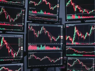 Crypto Market 2025: BTC Bleeds